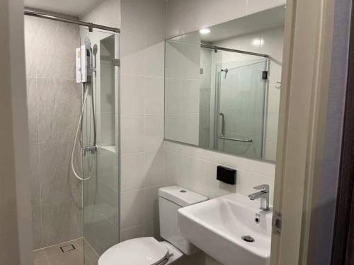曼谷的住宿－SLPsD House，带淋浴、卫生间和盥洗盆的浴室