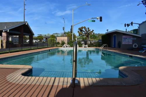 una gran piscina en una calle de la ciudad en Country Inn en Santa Rosa