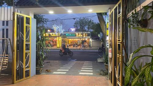 una persona que conduce una motocicleta a través de una puerta abierta en CÁT TƯỜNG MOTEL, en Da Nang