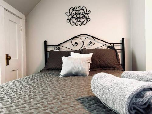 Кровать или кровати в номере All Seasons Cottage - Game Room - Firepit By Zen Living Short Term Rental