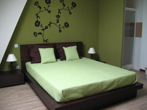 1 dormitorio con 1 cama con pared verde en Gîte Averdon, 4 pièces, 8 personnes - FR-1-491-377 en Averdon