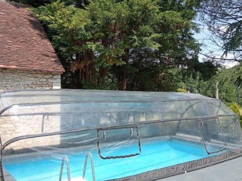 - une piscine avec un couvercle en plastique au-dessus dans l'établissement Gîte cosy avec piscine chauffée près des sites touristiques et zoo de Beauval - FR-1-491-378, à Faverolles-sur-Cher