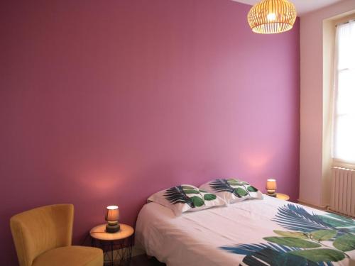 Un dormitorio con una pared púrpura y una cama en Gîte Sargé-sur-Braye, 4 pièces, 6 personnes - FR-1-491-385, en Sargé-sur-Braye