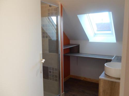 Koupelna v ubytování Gîte familial proche des châteaux de la Loire et du Zoo de Beauval, animaux admis, parking - FR-1-491-386