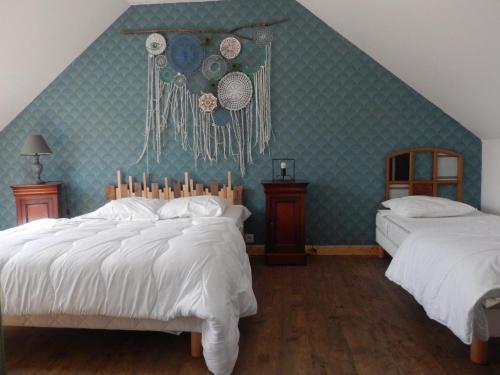1 dormitorio con 2 camas y pared azul en Gîte Couddes, 3 pièces, 6 personnes - FR-1-491-386 en Couddes