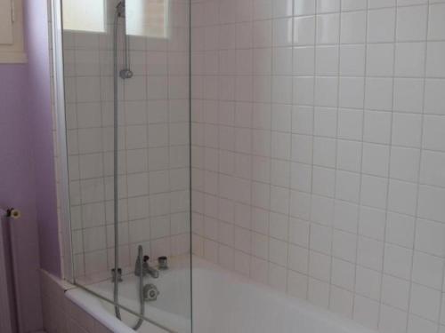 y baño con ducha y bañera. en Gîte Sargé-sur-Braye, 4 pièces, 6 personnes - FR-1-491-385, en Sargé-sur-Braye