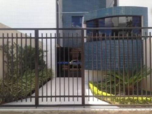 a metal fence with a garden in front of a building at Apartamento Caruaru PE bairro Mauricio de Nassau in Caruaru