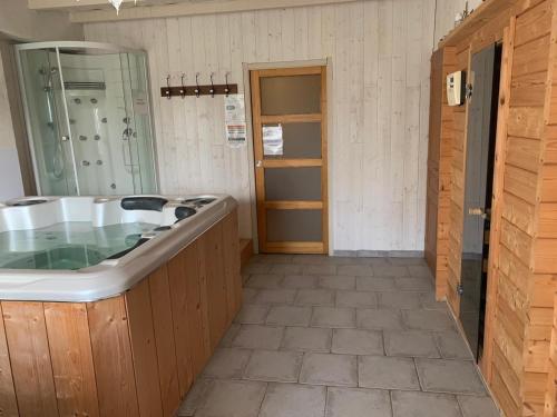 une salle de bain avec un lavabo et une douche dans l'établissement Gîte avec Spa, Sauna, Jardin et Jeux - Proche Châteaux de la Loire - FR-1-491-397, à Mont-près-Chambord