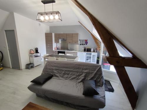 une chambre avec un lit au milieu d'une pièce dans l'établissement Gîte de charme avec piscine, terrasse et jardin dans la vallée du Loir - FR-1-491-381, à Prunay-Cassereau