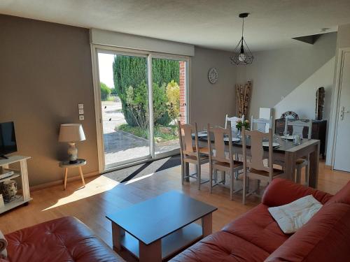 un salon avec une table et une salle à manger dans l'établissement Gîte tout inclus avec piscine privative, activités de plein air et animaux en liberté - FR-1-491-396, à Azé
