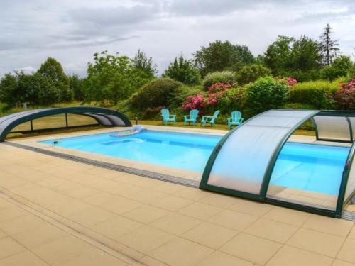 une piscine avec une arche au-dessus de celle-ci dans l'établissement Gîte familial avec piscine chauffée, terrain clos, barbecue, tennis gratuit, proche de Saint Calais - FR-1-491-399, à Azé