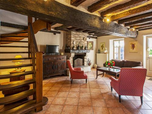 un salon avec un canapé et une cheminée dans l'établissement Gîte familial avec jardin, jeux enfants et près des châteaux de la Loire - FR-1-491-390, à Cour-Cheverny