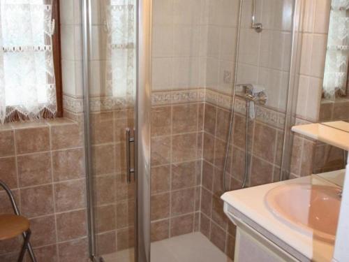 une salle de bain avec douche et lavabo dans l'établissement Charmante fermette restaurée avec jardin, près de Blois et des châteaux de la Loire - FR-1-491-404, à Chambon-sur-Cisse