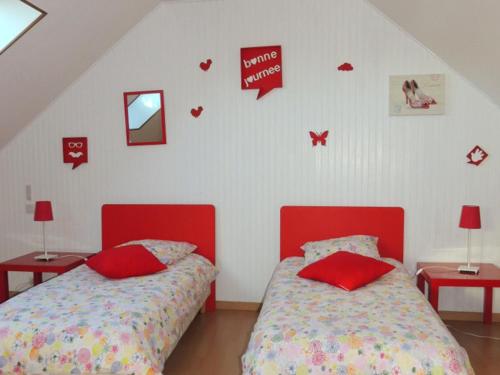 2 camas en un dormitorio con cabeceros rojos en Gîte Couddes, 3 pièces, 6 personnes - FR-1-491-411, en Couddes