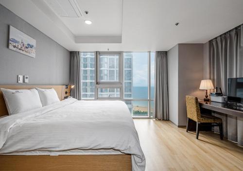 Postel nebo postele na pokoji v ubytování Haeundae Seacloud Hotel Residence