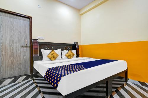um quarto com uma cama grande num quarto em SPOT ON 81125 Hotel Ashirwad em Indore