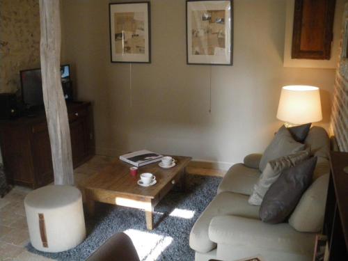 un salon avec un canapé et une table basse dans l'établissement Charmante maison avec jardin privatif, proche des Châteaux de la Loire, animaux acceptés - FR-1-491-422, à Monteaux