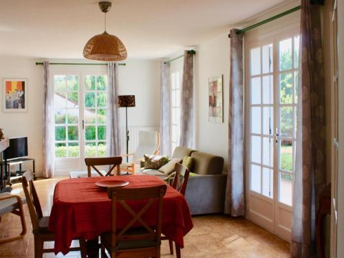 un salon avec une table et un canapé dans l'établissement Maison de plain-pied avec jardin arboré, proche Center-Parc et châteaux, idéale famille! - FR-1-491-420, à Yvoy-le-Marron