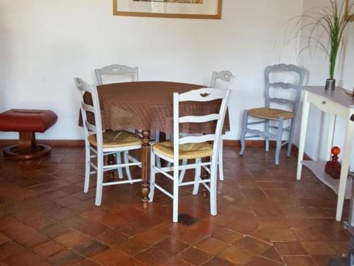 d'une table à manger entourée de 4 chaises. dans l'établissement Gîte champêtre proche du Zooparc de Beauval, jardin privatif, vélos fournis, animaux acceptés - FR-1-491-405, à Pouillé