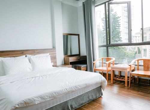 Ένα ή περισσότερα κρεβάτια σε δωμάτιο στο Khách Sạn Hùng Trang Hotel