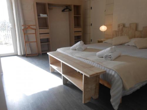 Galeriebild der Unterkunft Gîte de charme proche du ZooParc de Beauval - 2 terrasses, jardin, cheminée, clim, parking gratuit - FR-1-491-408 in Meusnes