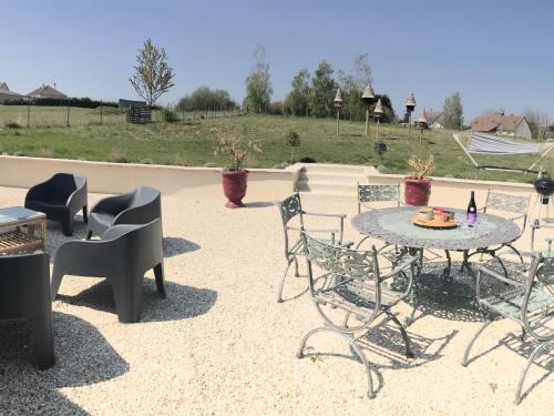 Gîte familial de plain-pied avec grande terrasse, jardin clos et équipements complets à Vallières-les-Grandes - FR-1-491-423