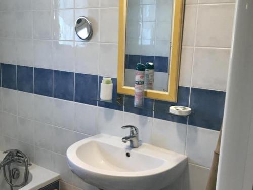 une salle de bain avec un lavabo et un miroir dans l'établissement Gîte familial de plain-pied avec grande terrasse, jardin clos et équipements complets à Vallières-les-Grandes - FR-1-491-423, à Vallières-les-Grandes