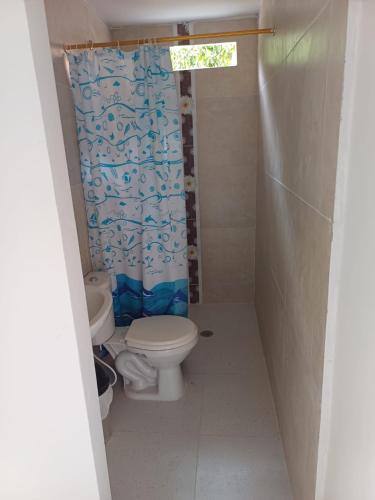 a bathroom with a toilet and a shower at HABITACION PARA 2 PERSONAS COMODA in Valledupar