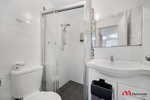 ein Bad mit einer Dusche, einem WC und einem Waschbecken in der Unterkunft MetaWise Parramatta Chic and Comfortable Two Bed in Sydney