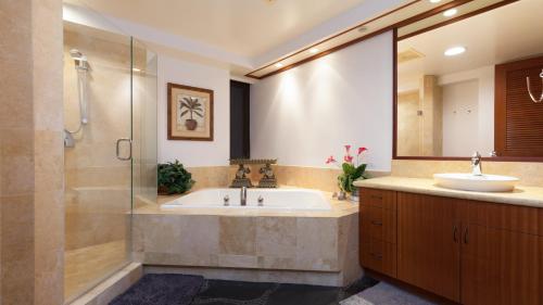 une salle de bain avec un lavabo et une douche dans l'établissement COASTAL DREAMS VILLA Breathtaking Oceanfront 3BR Condo - Walk to Beach Club, à Waikoloa