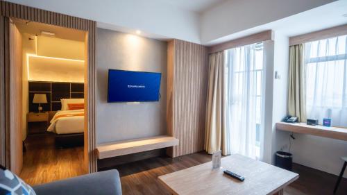 Ένα ή περισσότερα κρεβάτια σε δωμάτιο στο Bigland Bogor Hotel Powered by Archipelago