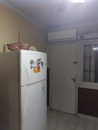 Η κουζίνα ή μικρή κουζίνα στο Mistela Altos de Mendoza- Departamentos y Habitaciones consulte Zona Residencial destacada a pasos de Ciudad Bodegas- Tours a Uspallata otros sitios - Merienda de Bienvenida - Viaje al Aeropuerto gratis -