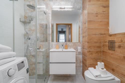 W łazience znajduje się prysznic, toaleta i umywalka. w obiekcie CITYSTAY Wróblewskiego Apartament z parkingiem! w Łodzi