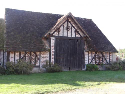 an old building with a large wooden door at Maison de campagne près de Chambord, 3 chambres, cheminée, terrasse, proche forêt et pistes cyclables - FR-1-491-431 in Bracieux