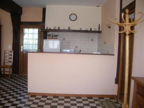 eine Küche mit einer weißen Theke und einem karierten Boden in der Unterkunft Gîte Bracieux, 4 pièces, 8 personnes - FR-1-491-431 in Bracieux