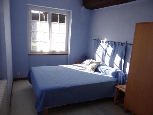 ein blaues Schlafzimmer mit einem Bett und einem Fenster in der Unterkunft Gîte Bracieux, 4 pièces, 8 personnes - FR-1-491-431 in Bracieux