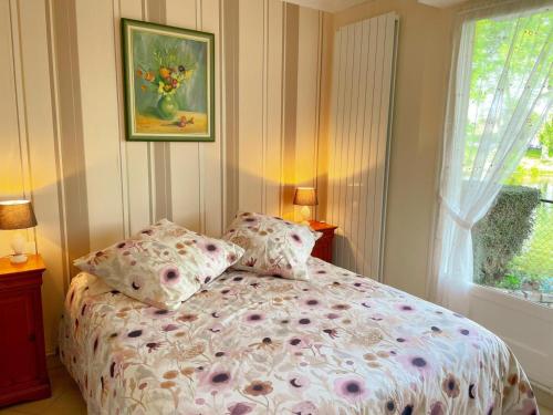 1 dormitorio con cama con almohadas y ventana en Gîte Vendôme, 2 pièces, 2 personnes - FR-1-491-439, en Vendôme