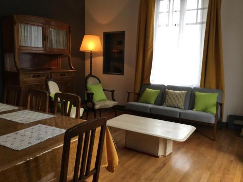 un salon avec un canapé et une table dans l'établissement Maison familiale rénovée, proche châteaux, grand jardin, 5 chambres, équipements inclus, animaux acceptés - FR-1-491-436, à Dhuizon