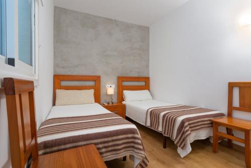 阿爾庫迪亞的住宿－Apartment Antonia - Alcúdia，一间客房内配有两张床的房间