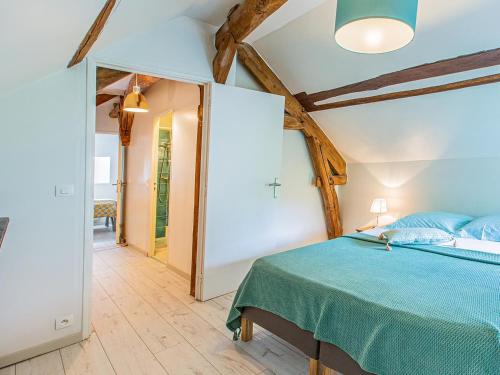 - une chambre avec un lit doté d'un couvre-lit vert dans l'établissement Gîte familial tout confort avec jardin, vélos, et proche châteaux et Zoo de Beauval. - FR-1-491-434, à Saint-Georges-sur-Cher