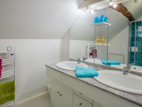 une salle de bain avec deux lavabos et un miroir dans l'établissement Gîte familial tout confort avec jardin, vélos, et proche châteaux et Zoo de Beauval. - FR-1-491-434, à Saint-Georges-sur-Cher