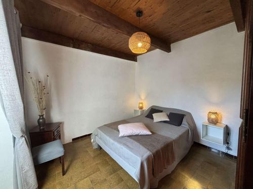 1 dormitorio con 1 cama en una habitación con techos de madera en Appartement Alata, 3 pièces, 4 personnes - FR-1-61-628, en Alata