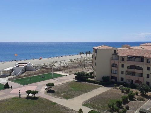 Appart rénové en bord de mer, ascenseur, parking, 50m plage - FR-1-782-49