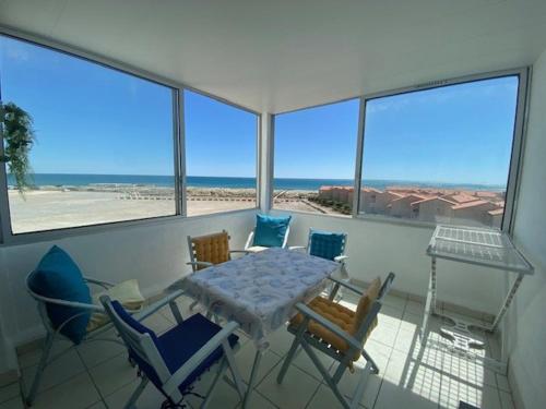 Grand T2 avec loggia, parking privé, proche plage et commerces - FR-1-782-54