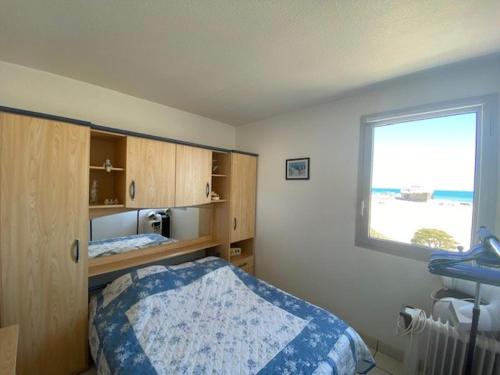 une chambre avec un lit et une fenêtre dans l'établissement Grand T2 avec loggia, parking privé, proche plage et commerces - FR-1-782-54, au Barcarès