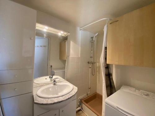 une salle de bain avec un lavabo et une douche dans l'établissement Appartement T2 Mezzanine avec Terrasse, Piscine, Proche Plage et Commerces - Le Barcarès Village - FR-1-782-48, au Barcarès