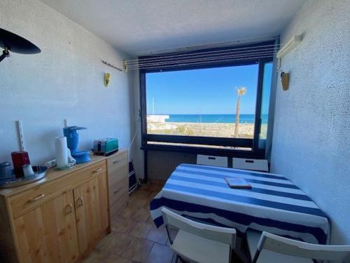 Appartement en bord de mer avec parking privé, à 50m de la plage - FR-1-782-50