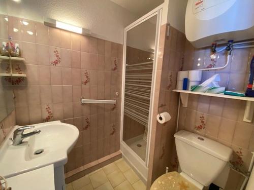 une salle de bain avec toilettes, lavabo et douche dans l'établissement Appartement en bord de mer avec parking privé, à 50m de la plage - FR-1-782-50, au Barcarès