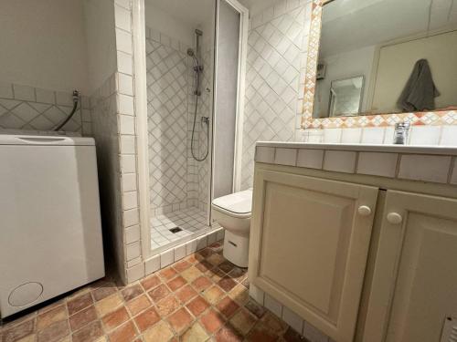 een badkamer met een wastafel, een toilet en een douche bij Appartement La Croix-Valmer, 3 pièces, 4 personnes - FR-1-726-47 in La Croix-Valmer