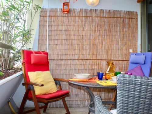d'une terrasse avec une table, deux chaises et une table. dans l'établissement Splendide T2 avec terrasse et garage, à 3 min de la plage, 4 couchages - FR-1-252A-120, à Villeneuve-Loubet